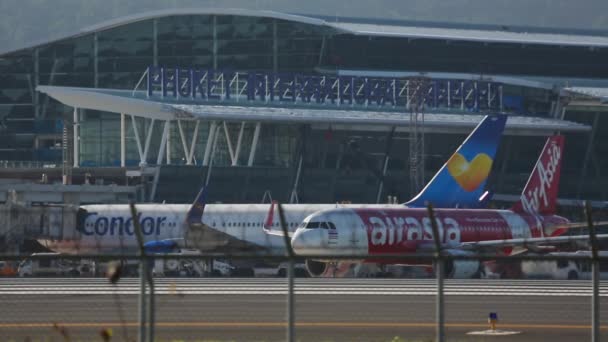 2015年11月26日 タイのプーケット空港Hktの滑走路へのタクシーによる民間航空機エアバスA320 観光と旅行のコンセプト — ストック動画