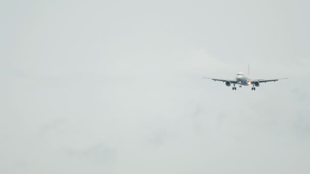 远距离射击 客机接近地面 飞机在多云灰蒙蒙的天空中飞行 下着雨 — 图库视频影像