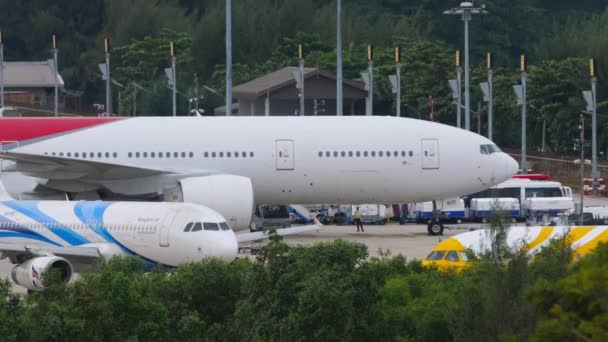 Phuket Thailand 2019年11月28日 商用空中客车A320在普吉机场起飞 客机飞走了 旅游和旅行概念 — 图库视频影像