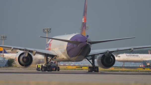 Frankfurt Main Germany July 2017 Boeing 777 Fedex Taxiway Frankfurt — Stockvideo