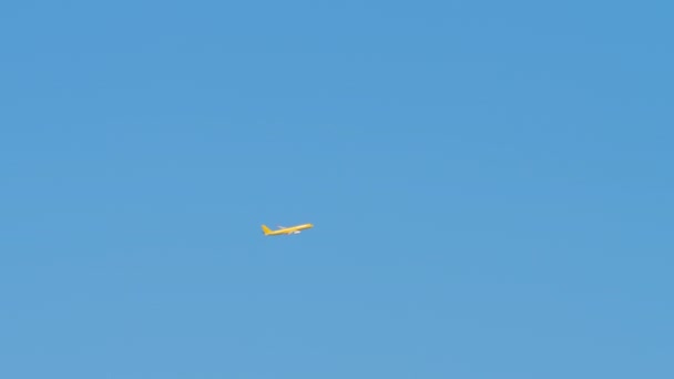Long Shot Footage Yellow Airplane Climbing Takeoff Blue Sky Airplane — kuvapankkivideo