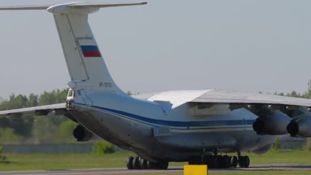 ロシア連邦のノヴォシビルスク 2022年6月12日 トルマチェヴォ空港に輸送機Il 76が到着 76ソ連重軍用輸送機 — ストック動画