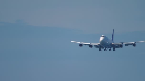 2019年11月27日 プーケット空港に着陸するために降下するボーイング747タイ航空の映像 乗客のジャンボジェット機が飛ぶ 観光と旅行のコンセプト — ストック動画