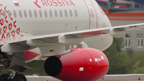 ロシア連邦モスクワ発 2021年7月28日 ロッシヤの飛行機スホーイ スーパージェット100は シェレメチェヴォ空港Svoへの出発のために滑走路に課税する コックピットの側面図 — ストック動画