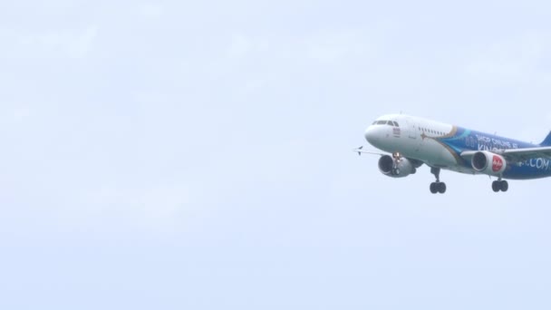 プーケット 2019年11月28日 AirasiaのエアバスA320のサイドビューと素晴らしいタイプーケット空港への到着 観光と旅行のコンセプト — ストック動画