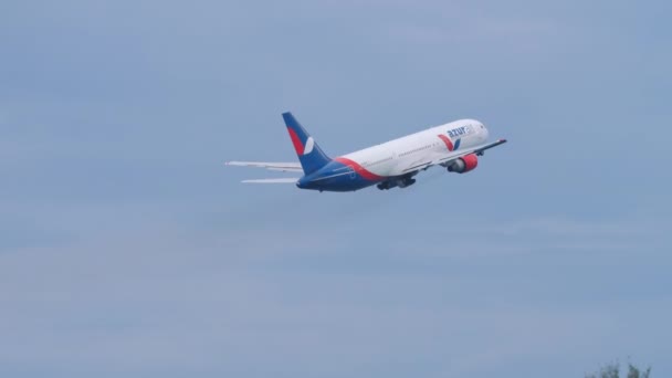 Phuket Thailand November 2019 Boeing 767 Azur Air Take Climb — Stockvideo