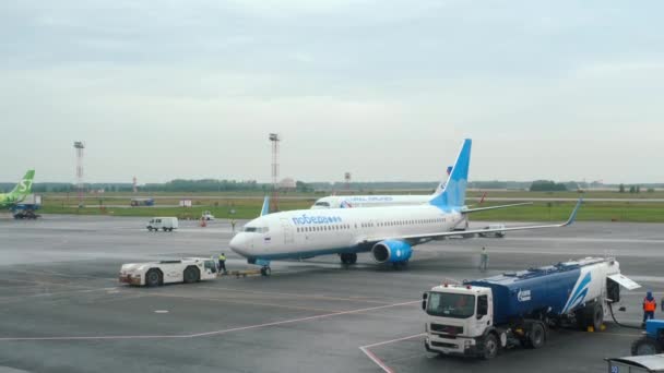 Novosibirsk Russian Fedation July 2021 Tractor Towing Plane Pobeda Airlines — 图库视频影像