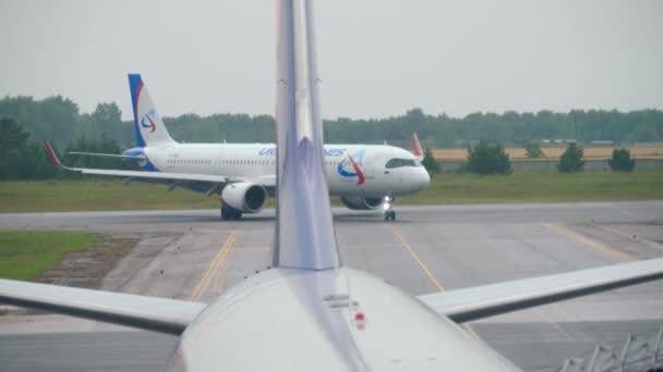 Novosibirsk Russian Federation July 2021 Commercial Airplane Ural Airlines Taxis — Stockvideo