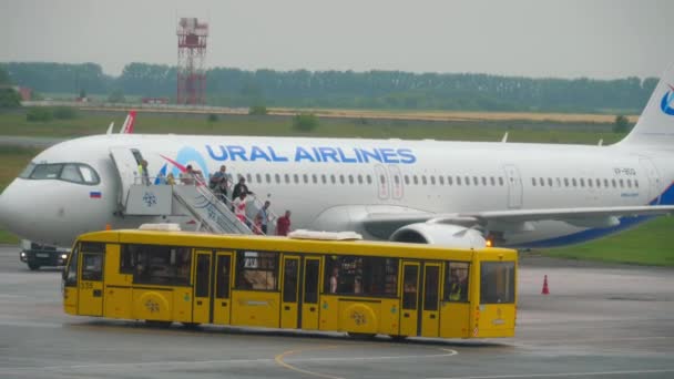 Novosibirsk Russian Federation July 2021 Passengers Descend Ladder Ural Airlines — Stock Video