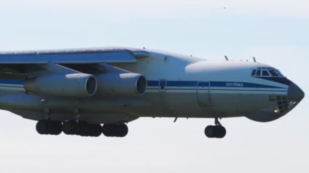 ロシア連邦のノヴォシビルスク 6月12 2022 トルマチェヴォ空港に着陸する前に 76の重い貨物輸送機の映像 スローモーション — ストック動画