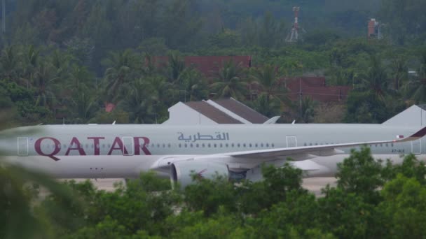 Phuket Thailand November 2019 Civil Airplane Airbus A350 941Of Qatar — Stockvideo