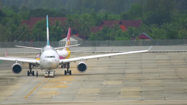 Phuket Thailand December 2016 Passenger Airplane Nok Air Towing Runway — Vídeo de Stock