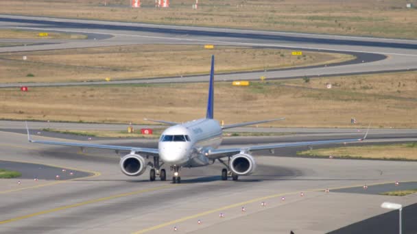 Frankfurt Main Germany July 2017 Passenger Embraer Lufthansa Taxis Terminal — Video