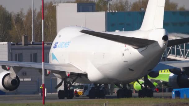 Novosibirsk Russian Federation May 2021 Tractor Towing Cargo Boeing 747 — Stock videók