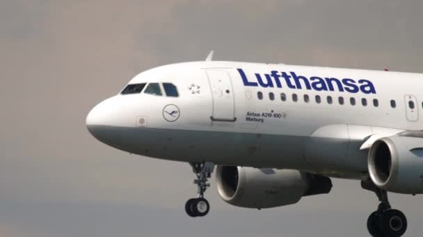 Frankfurt Main Germany July 2017 Airbus A319 Lufthansa Descending Landing — Vídeos de Stock