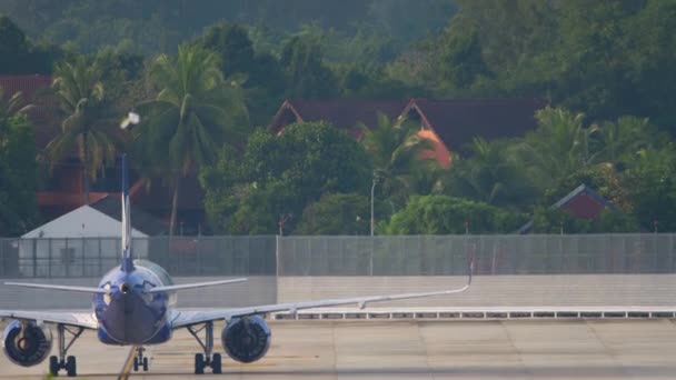 Pesawat Jet Pada Taksi Lapangan Terbang Terminal Bandara Sebuah Pulau — Stok Video