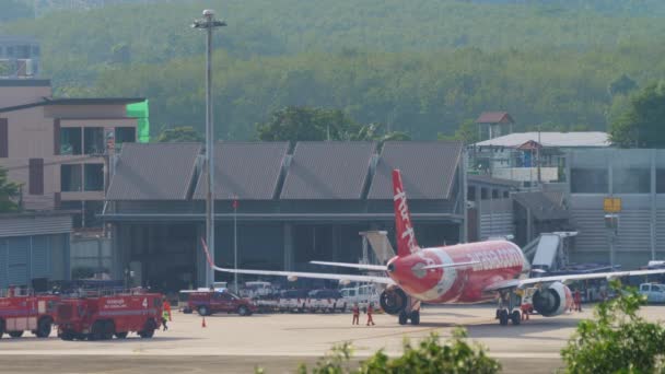 Phuket Thailand November 2019 Airasia Plane Parked Phuket Airport Terminal — Stock videók