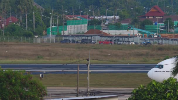 Phuket Thailand December 2018 Boeing 777 Emirates Taxiing Terminal Landing — Stock video