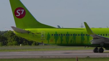 NOVOSIBIRSK, RUSSIAN FEDERATION - JUNY 12, 2022: Boeing 737, RA-73671 of S7 Airlines on the runway before take off at Tolmachevo airport. Airliner ready to take off
