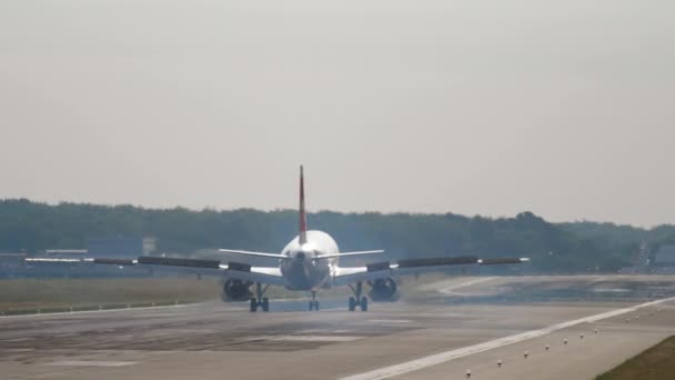 Passenger Plane Braking Landing Rear View Unrecognizable Airliner Arrived Airport — Stock video