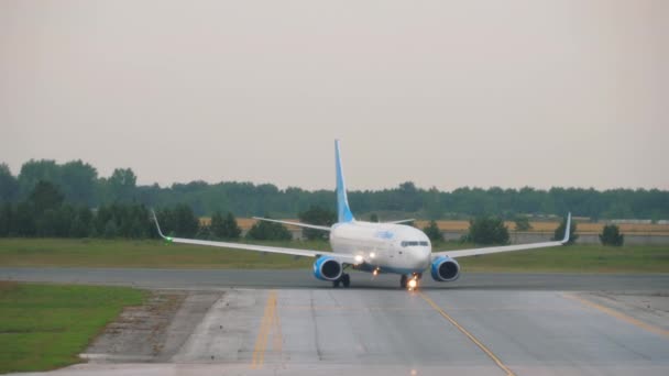 Novosibirsk Russian Federation July 2021 Boeing 737 Pobeda Airlines Taxiing — Stok Video