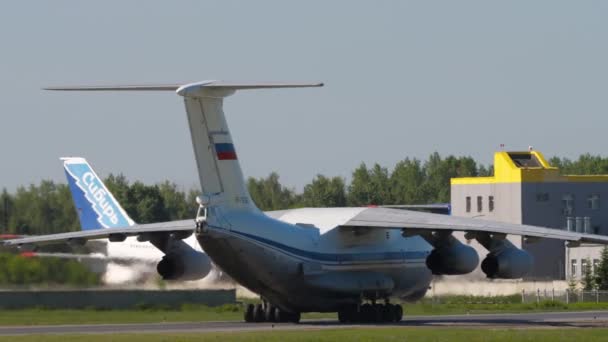ロシア連邦のノヴォシビルスク 2022年6月12日 トルマチェヴォ空港に着陸後の輸送機Il 76Mdの後方ビュー 76ソ連重軍用輸送機 — ストック動画