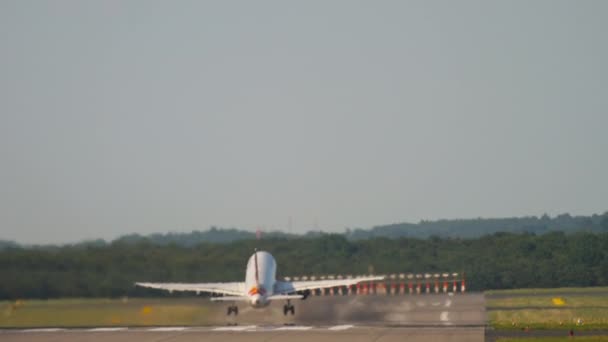 Commercial Aircraft Takes Rear View View Airfield Airport Runway Passenger — Vídeos de Stock