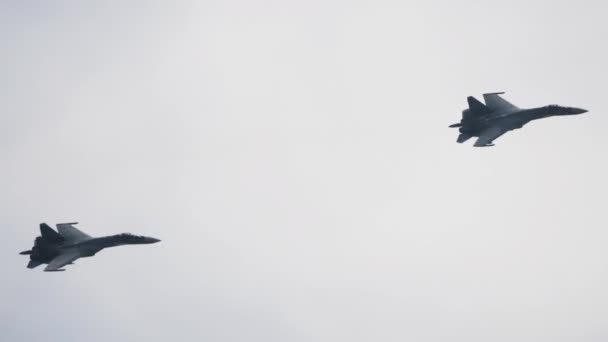 一群军用飞机在空中高高地飞行了几年 拍了很久 飞机武器 — 图库视频影像