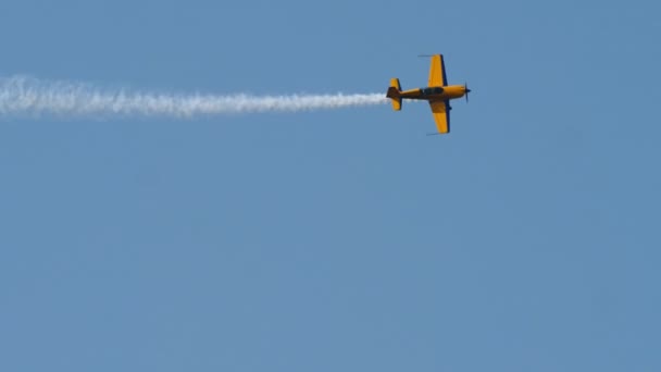 Yellow Sports Plane Fly High Sky Performing Spectacular Stunts — Vídeo de Stock