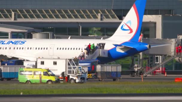 Novosibirsk Russian Federation Juny 2022 乘坐乌拉尔航空公司飞机的乘客 位于新锡尔斯克托尔马切沃机场 登上飞机的人 旅行者 — 图库视频影像