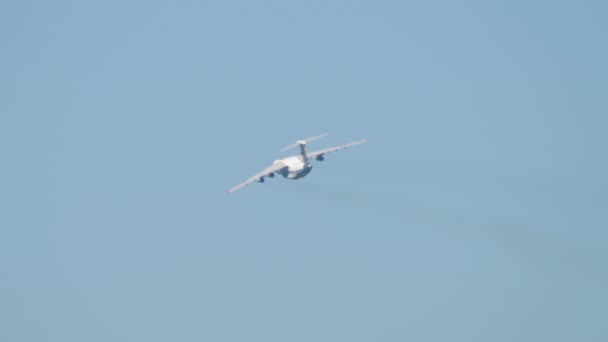 Heavy Transport Four Engine Aircraft Turn Sky Descend Land Long — kuvapankkivideo