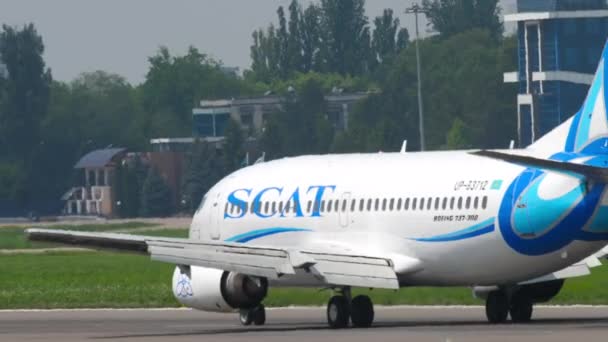 Almaty Kazakhstan Μαΐου 2019 Boeing 737 35B B3712 Scat Airlines — Αρχείο Βίντεο