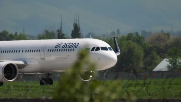 Almaty Kazakhstan 2019年5月4日 民航飞机波音757在哈萨克斯坦阿拉木图机场滑行 在机场驾驶的客机 远距离射击 — 图库视频影像