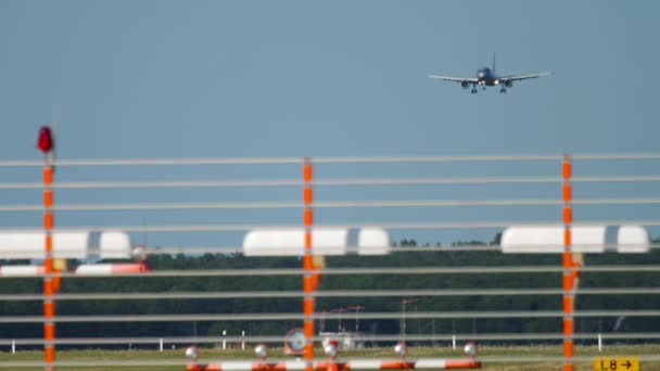 Passenger Jet Plane Approaching Landing Dusseldorf Airport View Landing Lights — Stok video