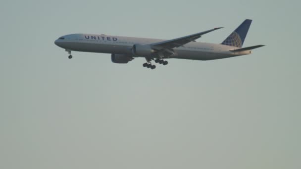 Dusseldorf Germany July 2017 Commercial Boeing 777 United Approaching Landing — Video Stock