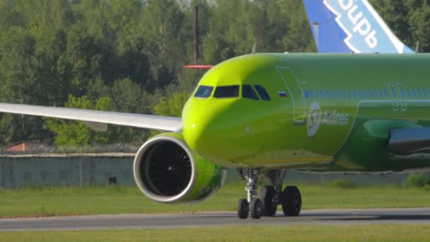 Novosiirsk ロシア連邦 2022年6月12日 エアバスS7航空がノヴォシビルスクのトマチェヴォ空港を発着 観光航空の概念 — ストック動画