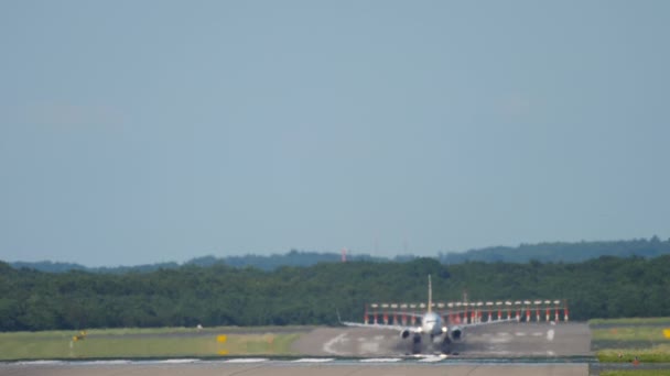 Runway End Commercial Plane Picks Speed Takes Passenger Airplane Departing — Vídeo de stock