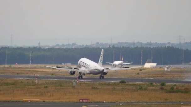 2017年7月20日ドイツ フランクフルト発 アドリア航空の旅客機がフランクフルトに到着 アドリア航空スロベニア航空 旅行のコンセプト — ストック動画