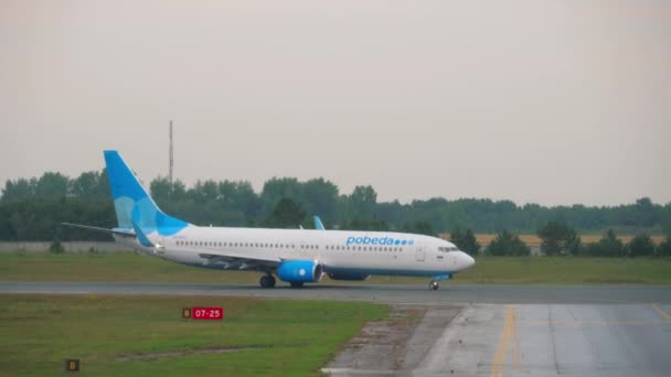 Novosibirsk Russian Federation July 2021 Boeing 737 Pobeda Airlines Taxiing — Stockvideo