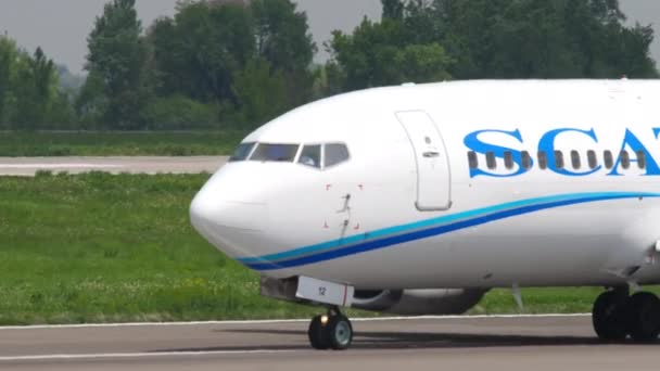 Almaty Kazakhstan May 2019 Boeing 737 Scat Airlines Taxiing Runway — Stockvideo