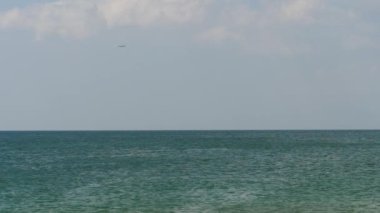 Phuket Uluslararası Havalimanı, ağır çekim açılış öncesi yaklaşan gövdeli uçak.