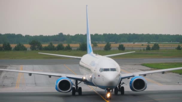 Novosibirsk Russian Federation July 2021 Boeing 737 Pobeda Airlines Taxiing — Vídeo de stock