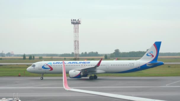 Novosibirsk Russian Federation July 2021 Airbus Ural Airlines Taxis Terminal — 비디오