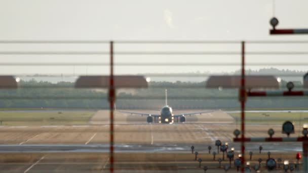 Коммерческий Самолет Набирает Скорость Перед Взлетом Ранним Солнечным Утром — стоковое видео