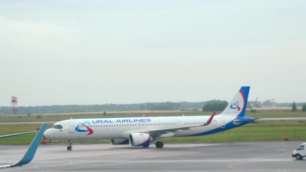 Novosibirsk Russian Federation July 2021 Passenger Airplane Ural Airlines Taxis — Stock video