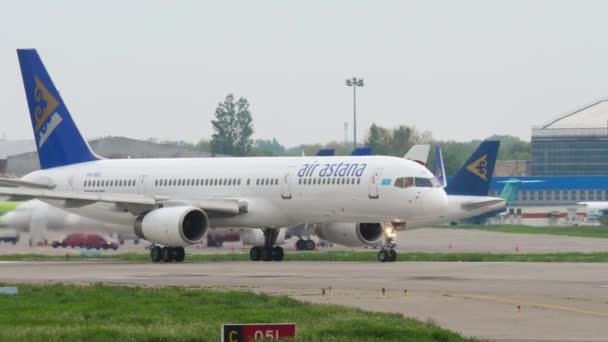 Almaty Kazakhstan May 2019 Civil Airplane Boeing 757 Gas Air — Stock videók