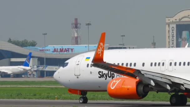 Almaty Kazakhstan 2019年5月4日 波音737 Skyup Airlines的Ur Sqb在哈萨克斯坦阿拉木图机场跑道上 Skyup航空公司是乌克兰的一家私营航空公司 旅游和旅行概念 — 图库视频影像