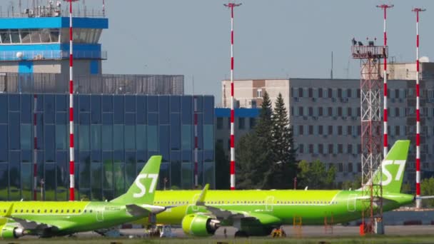 ノヴォシビルスク ロシア連邦 6月12 2022 S7航空のエアバスA321がノヴォシビルスクのトルマチェヴォ空港のターミナルにタクシー 空港エプロンの眺め — ストック動画