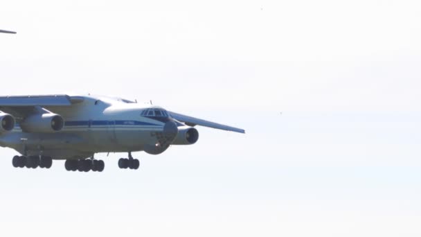 ロシア連邦のノヴォシビルスク 2022年6月12日 トルマチェヴォ空港着陸のためのIl 76降下の重い貨物輸送機の映像 — ストック動画