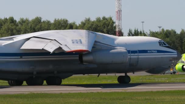 ロシア連邦のノヴォシビルスク 2022年6月12日 トルマチェヴォ空港の滑走路上のIl 76の重輸送機 ターボジェットエンジン搭載の航空機 — ストック動画